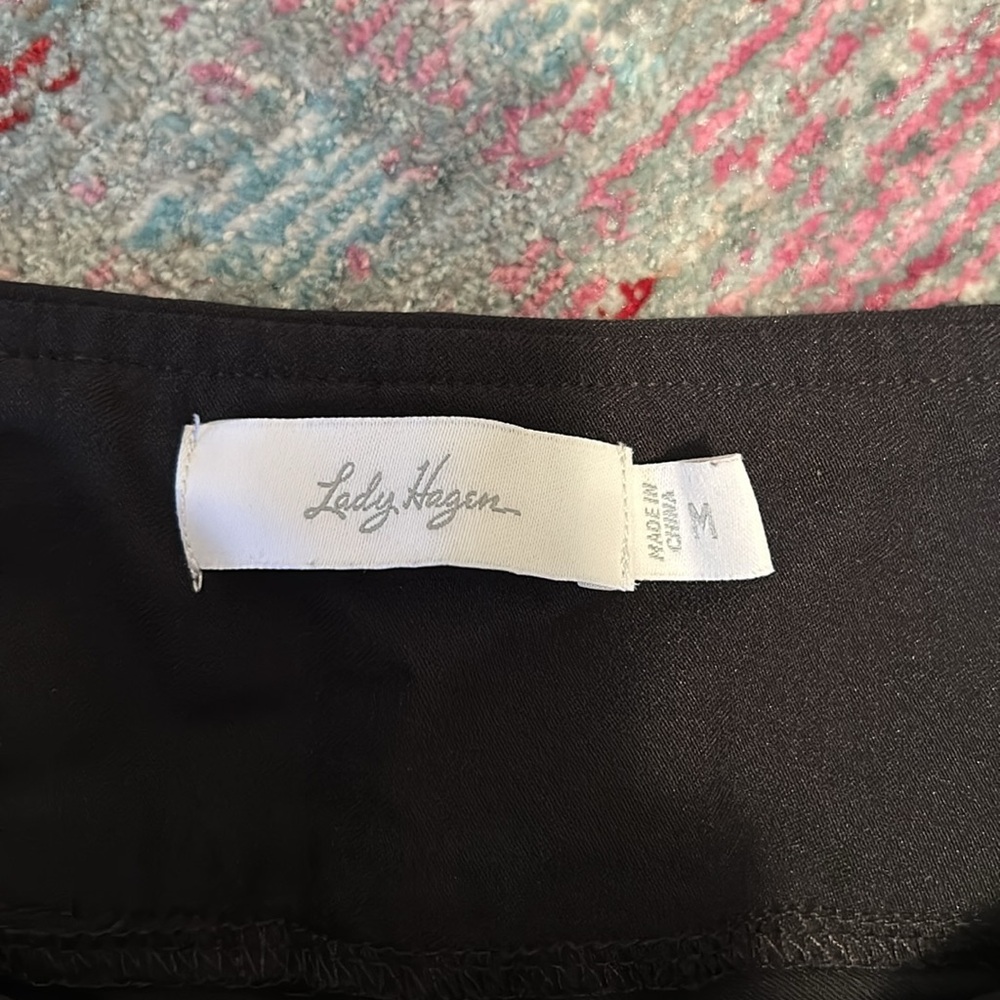 Lady Hagan golf shorts. - Picture 2 of 4